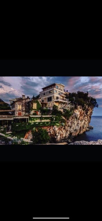 Апартаменты Blanche Cliff Apartments Свети-Стефан